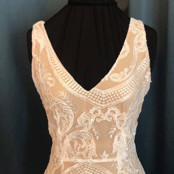 Elegant lace gown with train - Picture 6 of 12